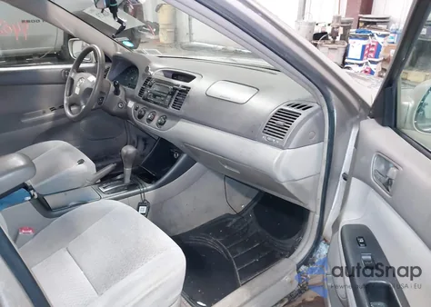 2004 Toyota Camry Le/Xle/Se z USA, uszkodzony, nr VIN 4T1BE32KX4U921730